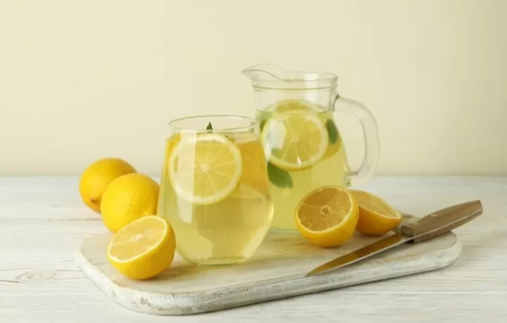 Minum Air Lemon