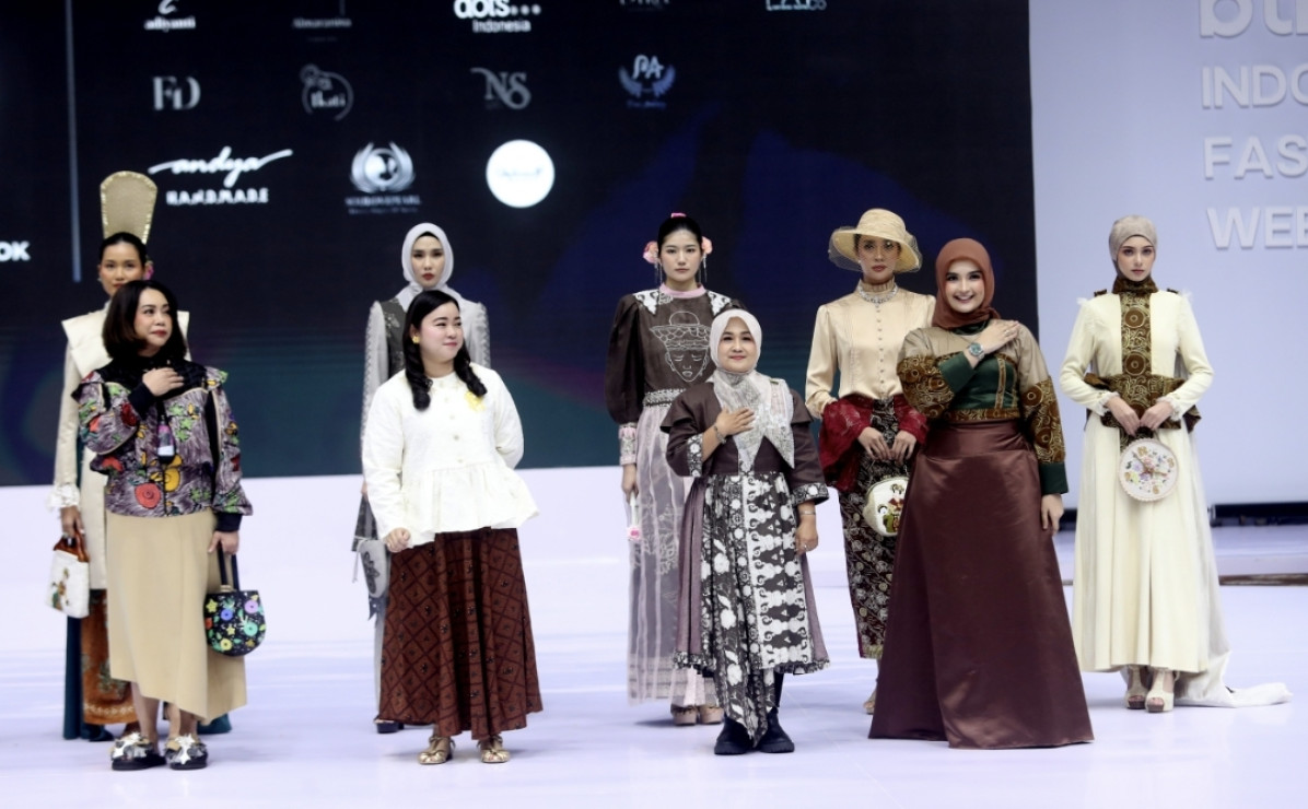 Wastra Depok Tampil Memukau di Indonesia Fashion Week 2025